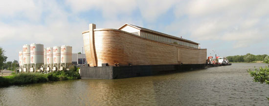 Arca de Noé en el río