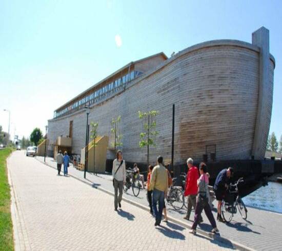 Turistas viendo Arca Noé