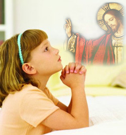 Niña orando a Jesús